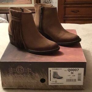 New size 6 Circle G LD tan side fringe shortie boot.